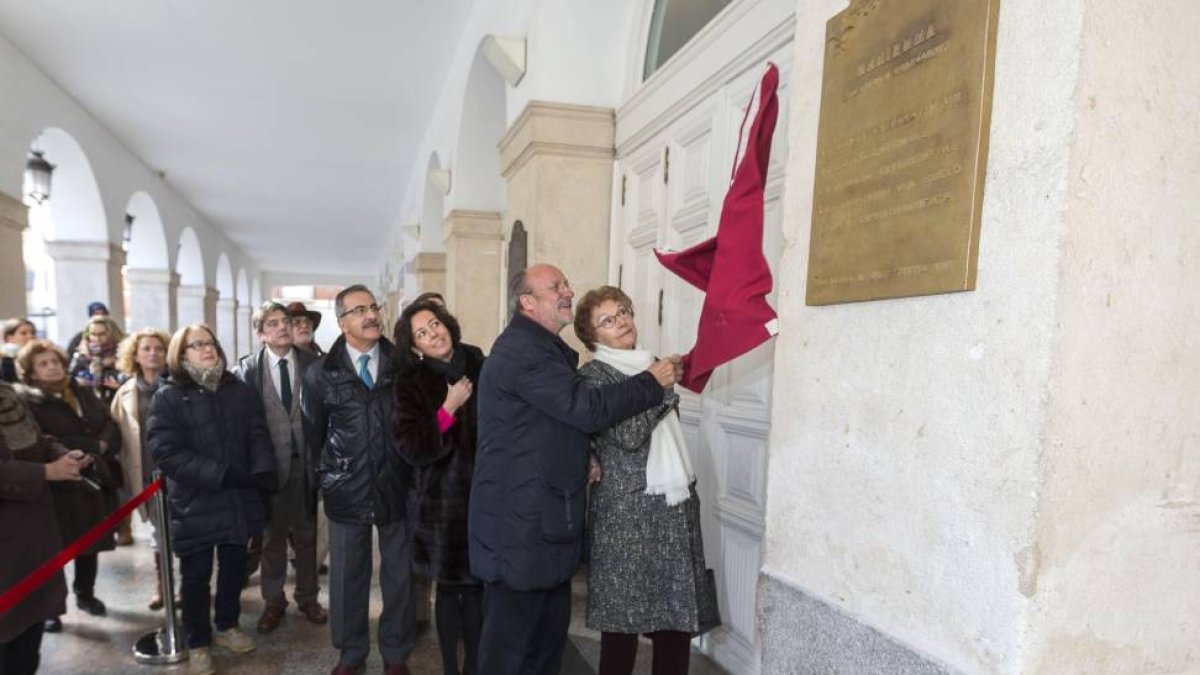 El alcalde de Valladolid, Francisco Javier León de la Riva, descubre la placa conmemorativa de Marienma junto a la sobrina de la bailarina, Teresa Recuerdo, y la concejala de Cultura, Mercedes Cantalapiedra-Ical