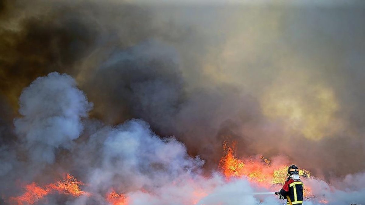 Incendio producido en un vertedero de Zamora.-ICAL