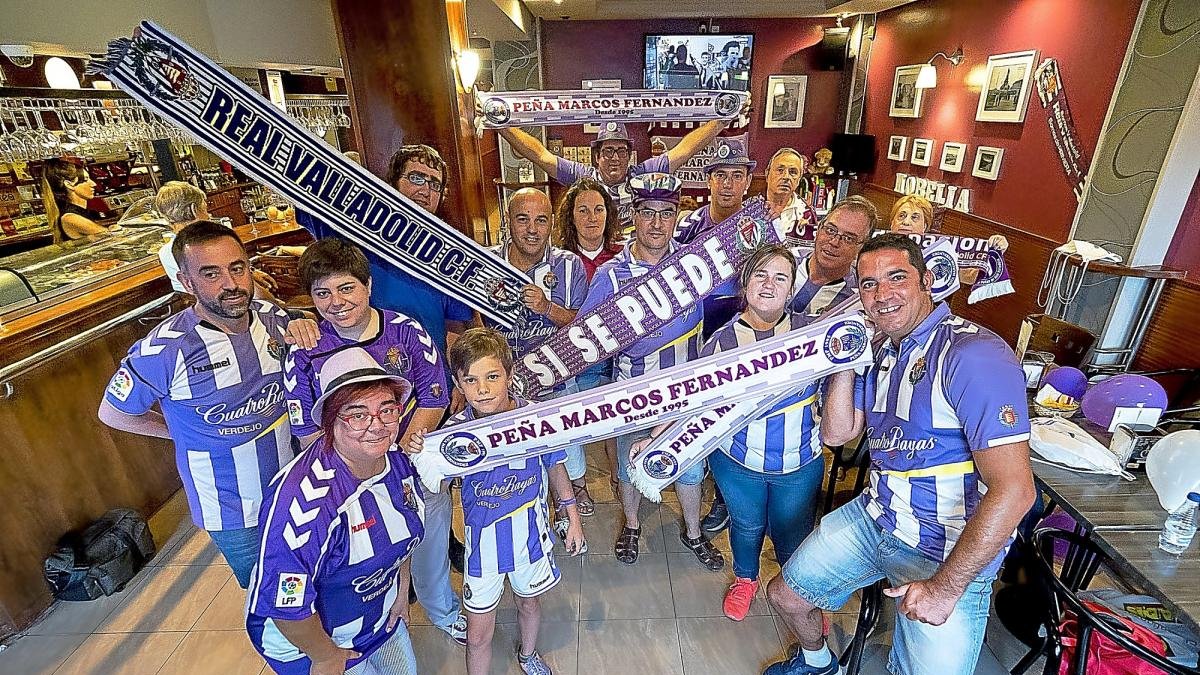 Los aficionados de la Peña Marcos Fernández posan con sus bufandas en el Morelia, su sede.-PABLO REQUEJO