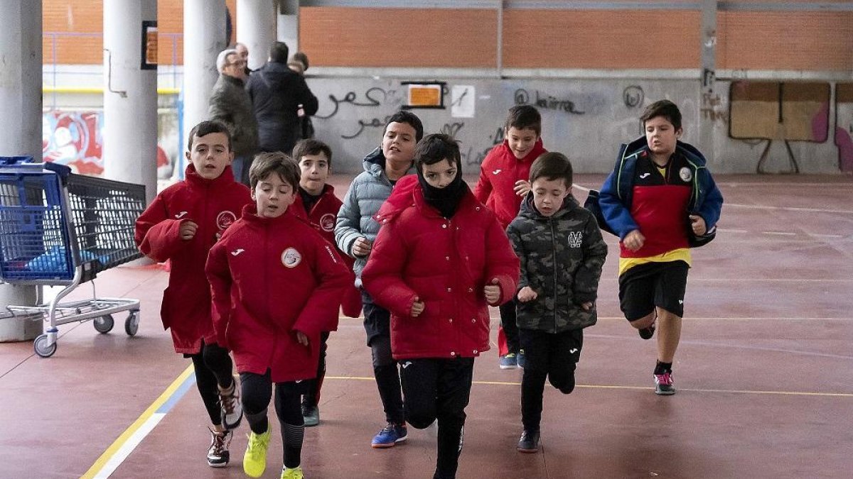 Los jugadores del equipo benjamín del Arroyo Futsal entrenando con cazadoras en la cancha anexa al polideportivo Antonio Garnacho.-PABLO REQUEJO