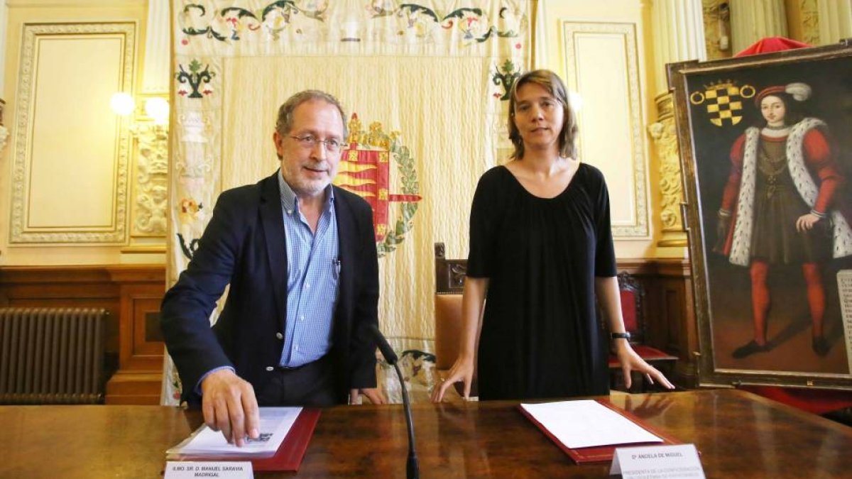 Manuel Saravia y Ángela de Miguel en el salón de Recepciones.-ICAL