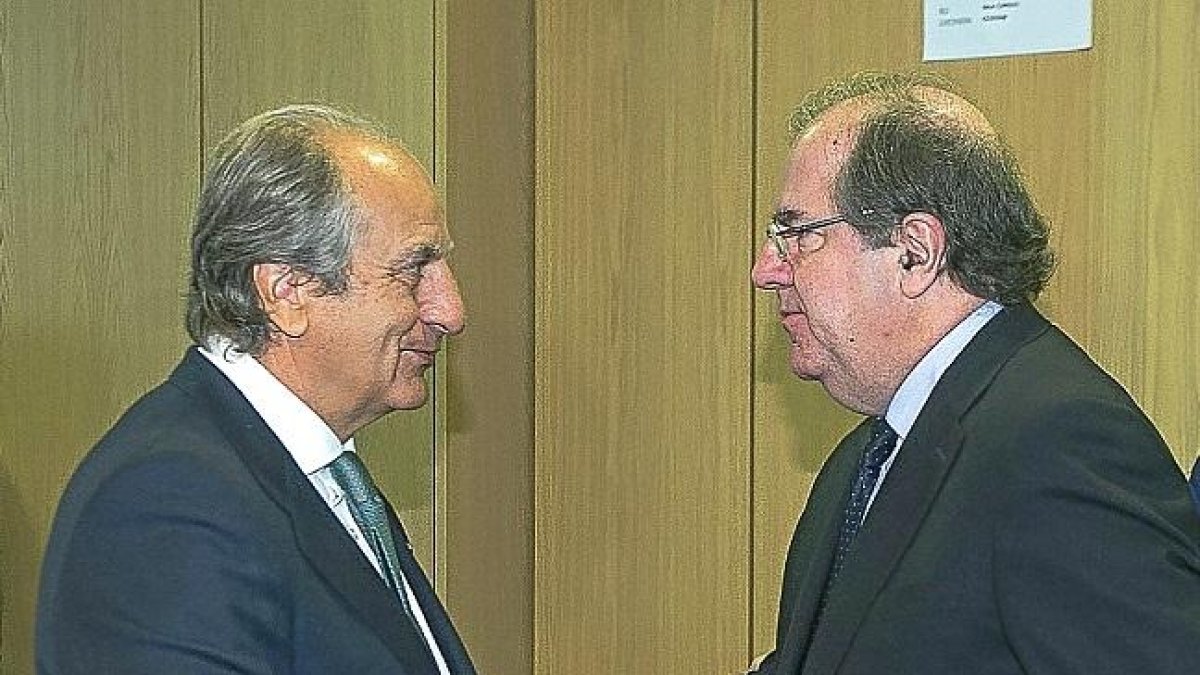 González Serna y Herrera se saludan, en el acto de ayer.-ICAL