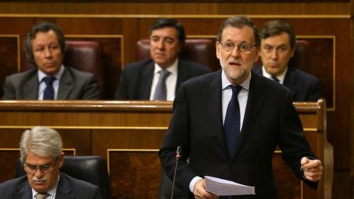 Mariano Rajoy responde a una pregunta, ayer, en el Congreso.-REUTERS / ANDREA COMAS