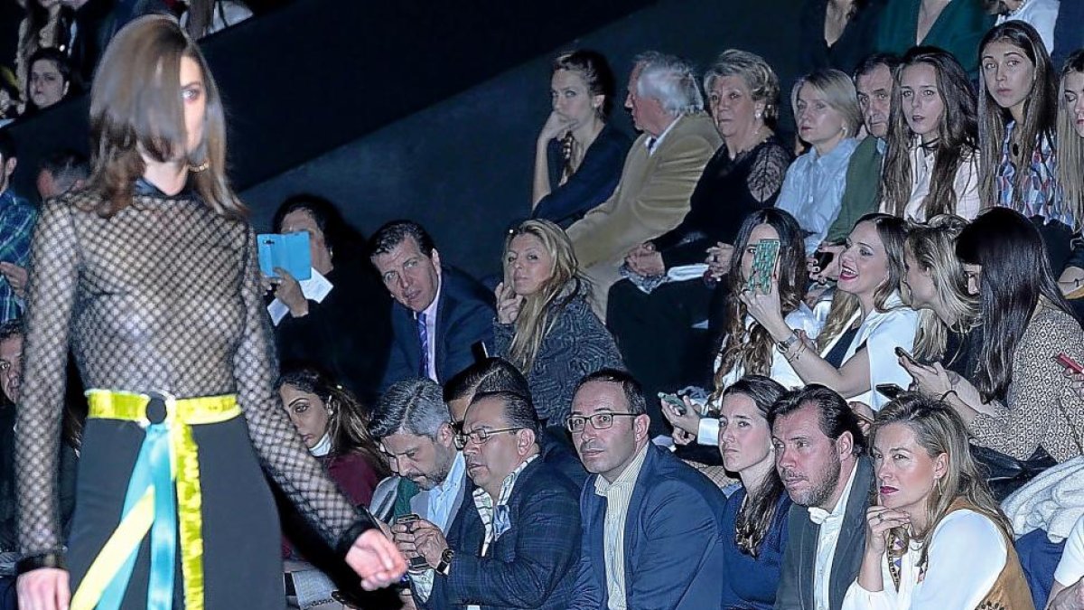 El alcalde de Valladolid, Óscar Puente, con su mujer Laura Soria, y los diputados Julio del Valle y Víctor Alonso asisten al desfile de Esther Noriega.-ICAL
