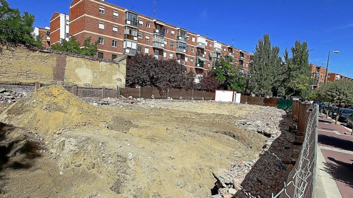 La parcela del antiguo colegio de San Juan de la Cruz, donde ya sólo quedan algunos escombros.-J.M. LOSTAU
