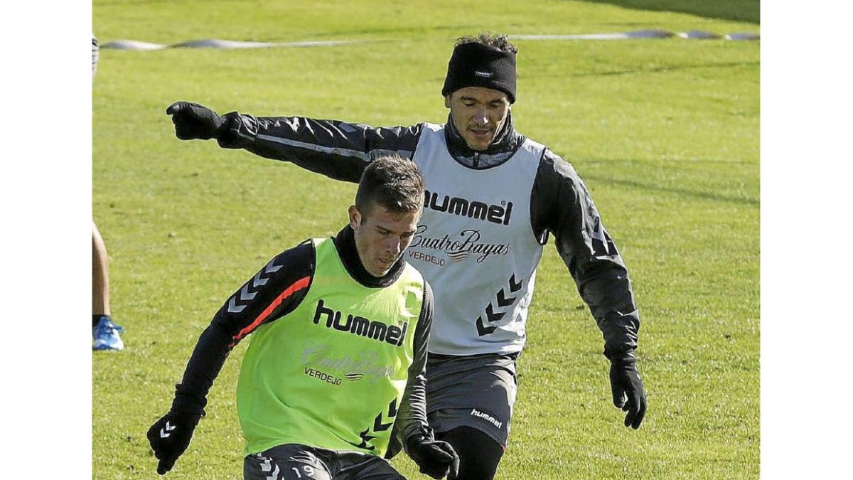 El chileno Diego Rubio pasa el cuero ante el marcaje del uruguayo Marcelo Silva.-Balcaza