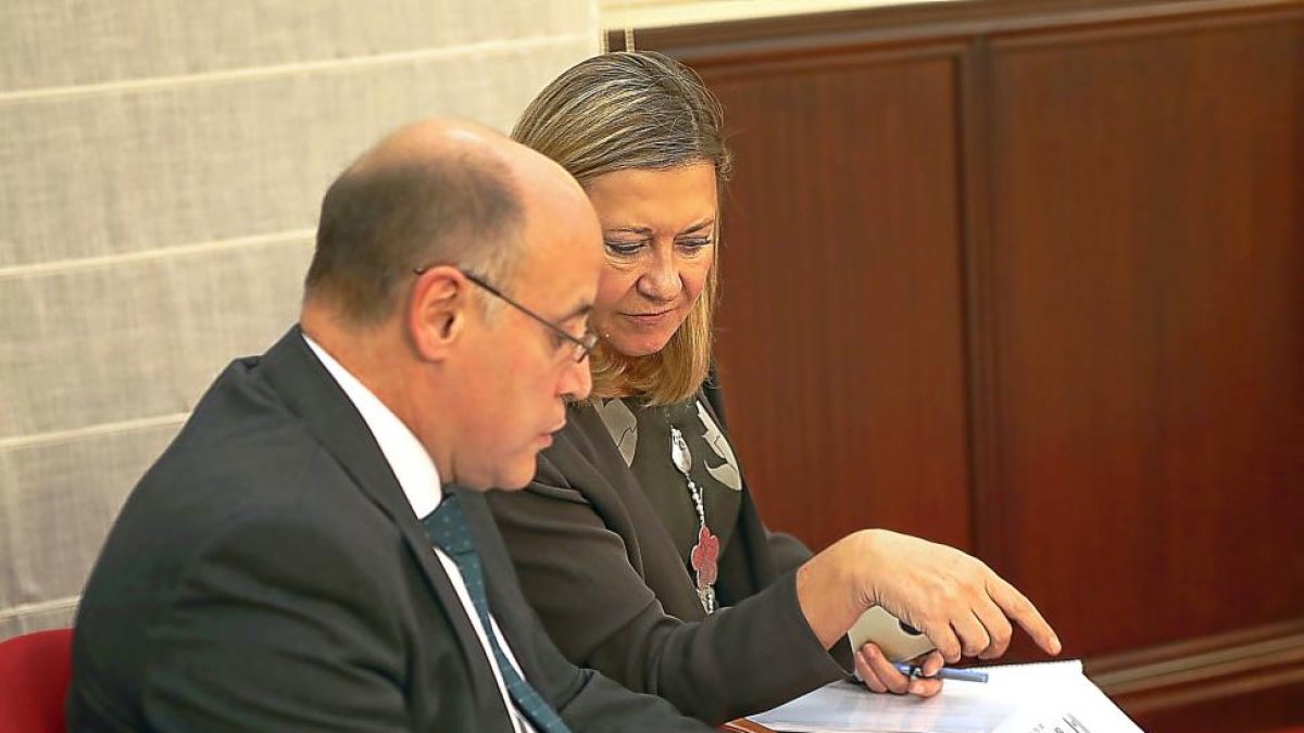 Pilar del Olmo consulta una partida junto con el dir. general de Presupuestos, Armando Baeta.-ICAL