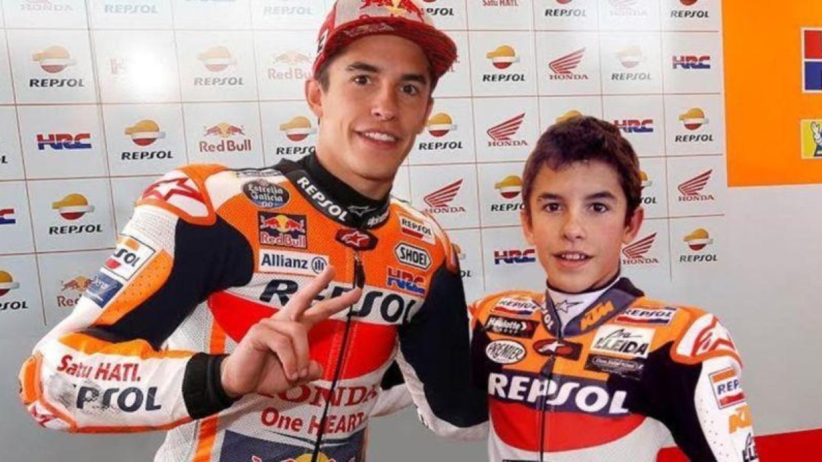 Marc Márquez, con 26 años, abrazado al Marc que, con 15 años, debutó en el Mundial en el 2008.-FOTOMONTAJE REPSOL MEDIA