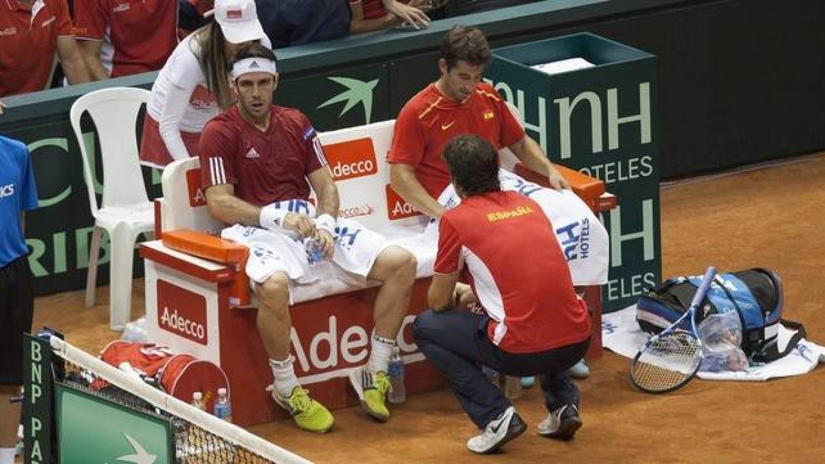 Carlos Moyà da instrucciones a Davis Marrero y Marc López durante el duelo contra Brasil.-Foto: EFE / SEBASTIAO MOREIRA