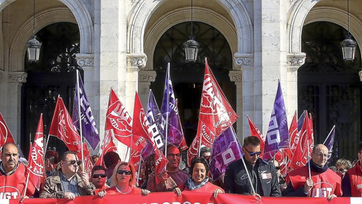 Los trabajadores de la limpieza en la Plaza Mayor.-ICAL