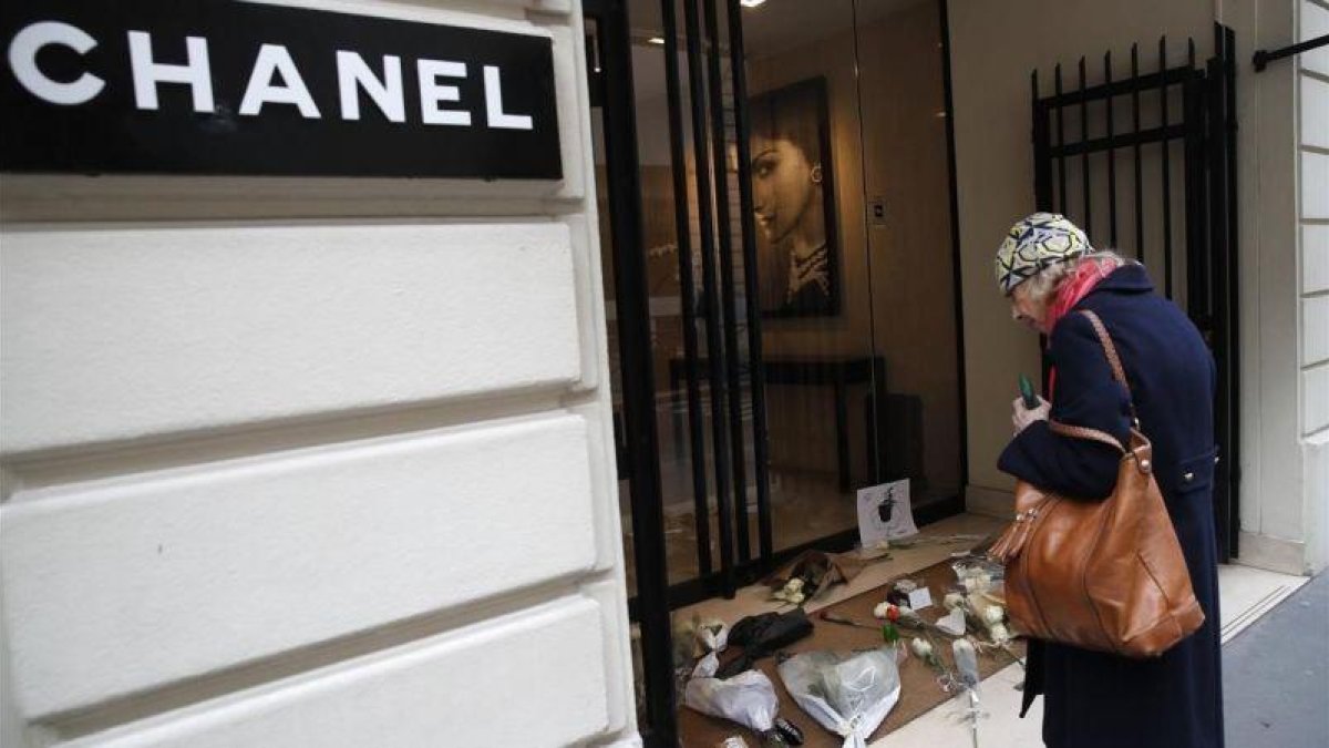 Flores en recuerdo de Lagerfeld en una boutique Chanel de París.-AP / CHRISTOPHE ENA
