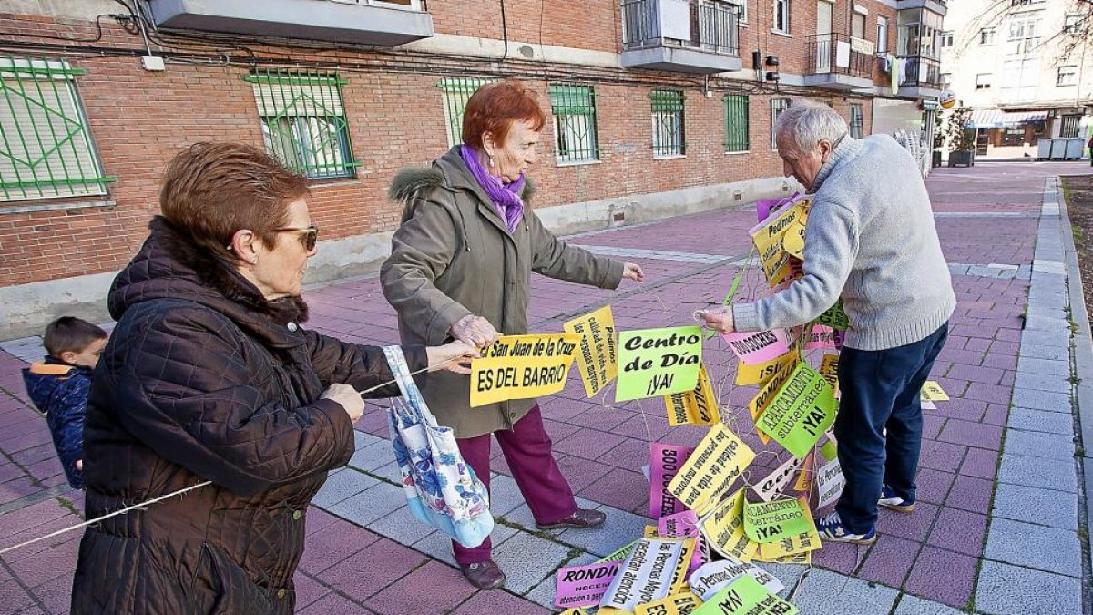 Vecinos de la Rondilla preparando la concentración para mantener el antiguo San Juan de laCruz.-Pablo Requejo