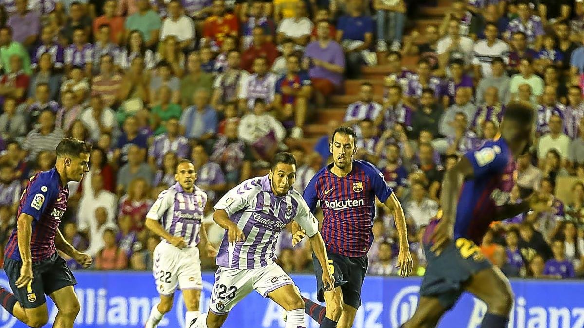 Anuar elude el marcaje de Busquets.-MIGUEL ÁNGEL SANTOS