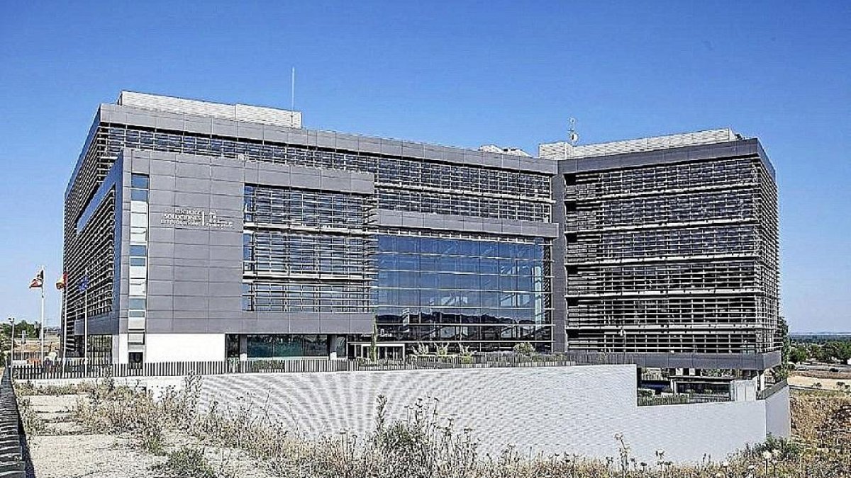 Edificio de la Consejería de Economía en Arroyo, conocido como la Perla Negra.-J. M. LOSTAU