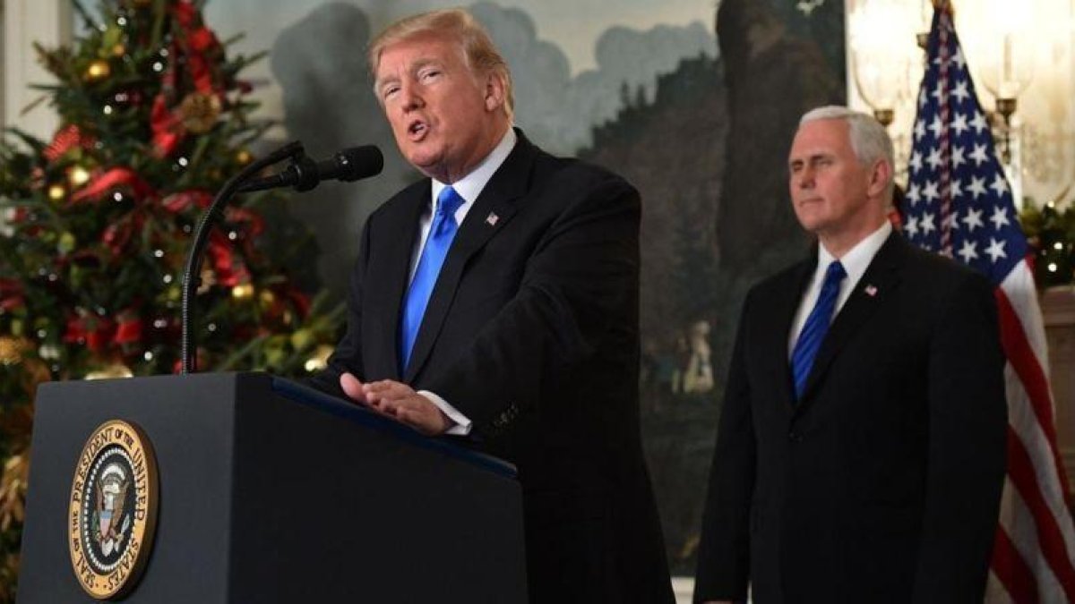 El presidente de EEUU, Donald Trump, acompañado del vicepresidente, Mike Pence, durante su comparecencia sobre Jerusalén-MANDEL NGAN / AFP