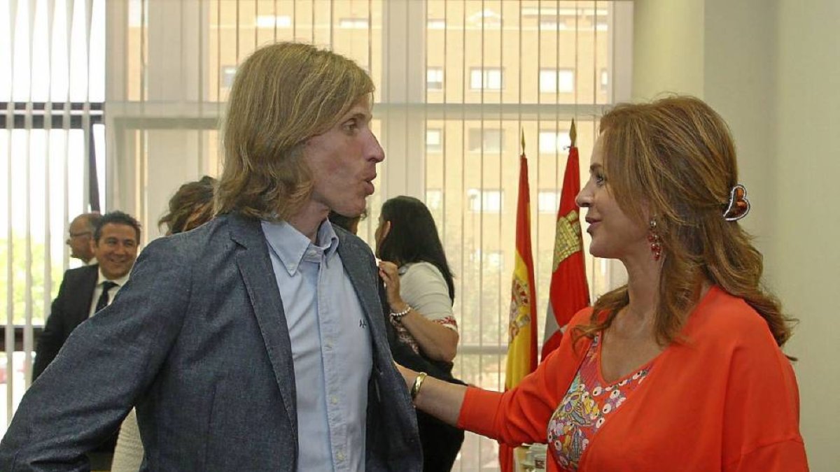 Clemente saluda al portavoz de Podemos, Pablo Fernández.-ICAL