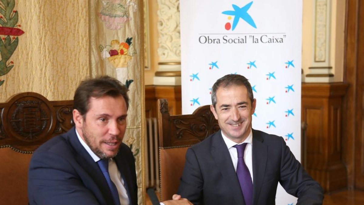 El alcalde de Valladolid, Óscar Puente, y la concejala de Cultura y Turismo, Ana Redondo, firman un convenio de colaboración con el director territorial de La Caixa, José Manuel Bilbao, entre la Fundación La Caixa y el Teatro Calderón-Ical