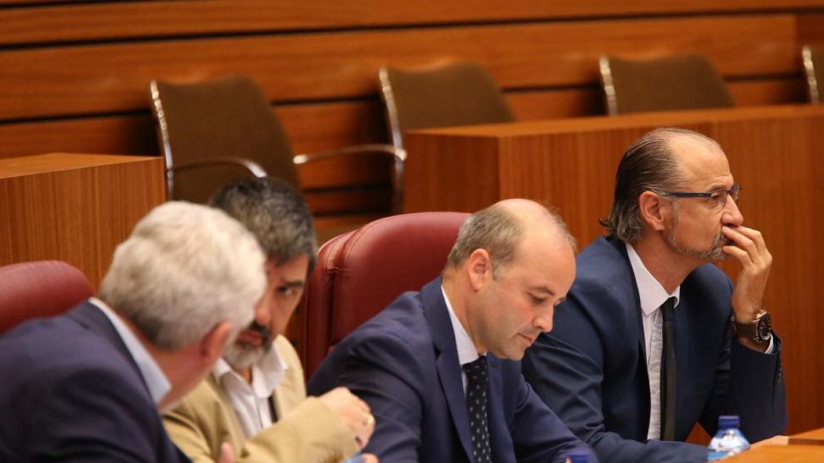 Luis Fuentes y procuradores de Ciudadanos durante el discurso del presidente de la Junta, Juan Vicente Herrera, en el Debate de política general en las Cortes.-ICAL