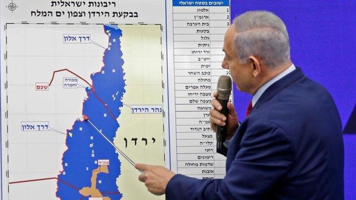 Netanyahu señala el Valle del Jordán en un mapa durante un acto de su campaña electoral.-MENAHEM KAHANA (AFP)