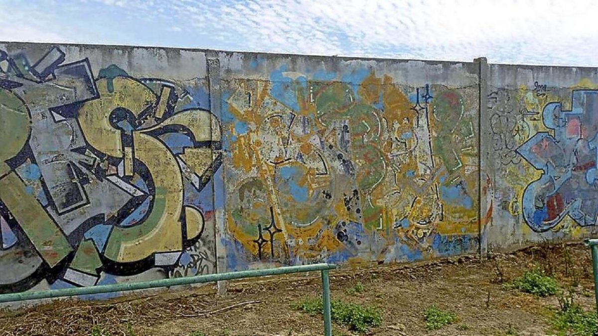 Uno de los grafitis eliminados en el blanqueamiento del muro-EL MUNDO