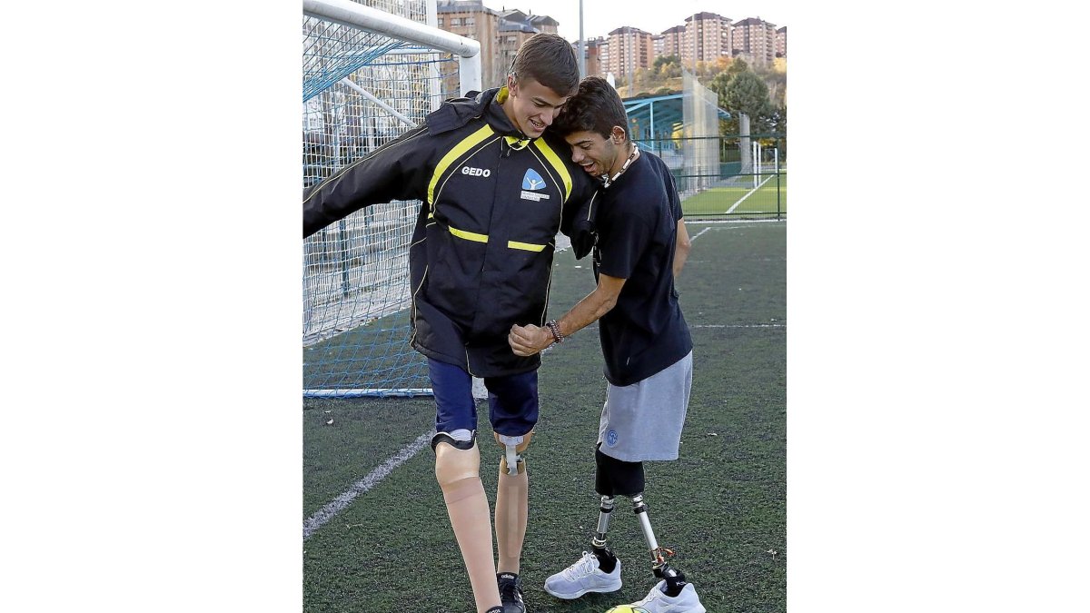 Luis Huertas y Unai Hontiyuelo disputan un balón antes de comenzar un entrenamiento.-J.M. LOSTAU