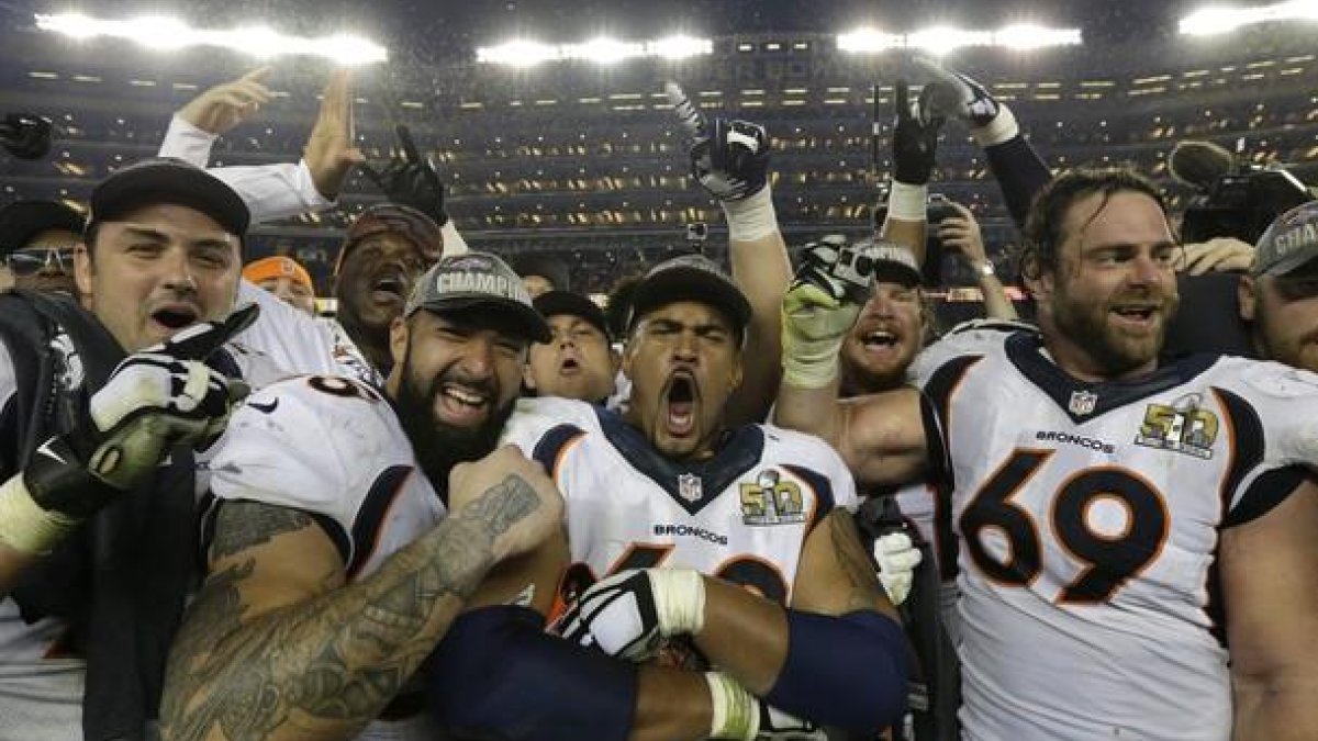 Los Broncos de Manning se proclaman campeones de la Super Bowl AP / GREGORY BULL Jugadores de los Broncos celebran la victoria que les convierte en campeones de la Super Bowl 50.-AP