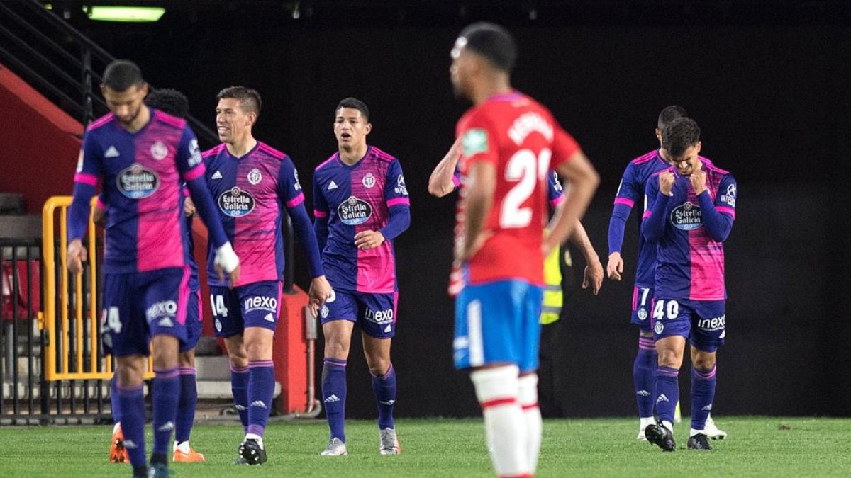 Real Valladolid's Portuguese midfielder Jota (R) celebrates with teammates after scoring a goal during the Spanish League football match between Granada FC and Real Valladolid FC at the Nuevo Los Carmenes stadium in Granada on November 22, 2020. (Photo by JORGE GUERRERO / AFP)