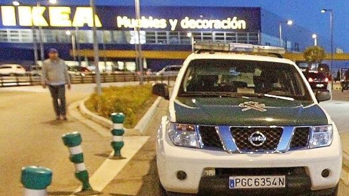 Una patrulla de la Guardia Civil en el aparcamiento de Río Shopping de Arroyo de la Encomienda.-J.M. LOSTAU