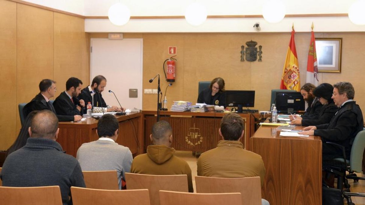 El Juzgado de lo Penal número 2 de la Audiencia Provincial de Burgos acoge la última sesión del juicio contra seis acusados por los disturbios ocurridos en 2014.-RICARDO ORDÓÑEZ / ICAL