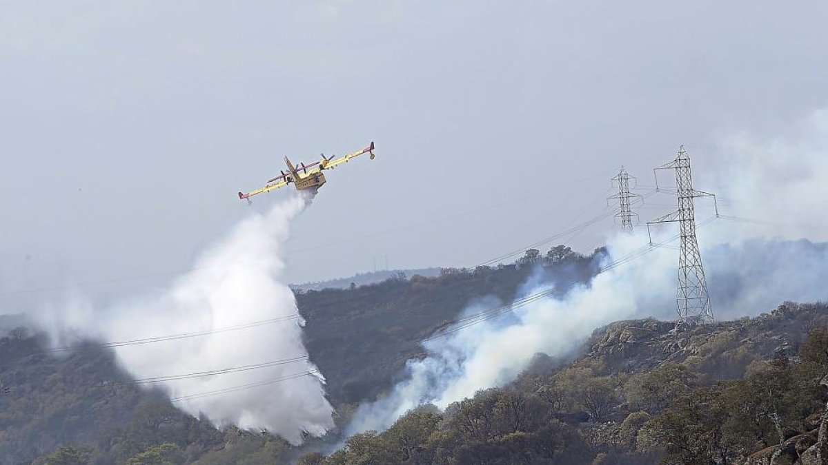 Labores de extinción en el incendio de Fermoselle.-JOSE LUIS LEAL