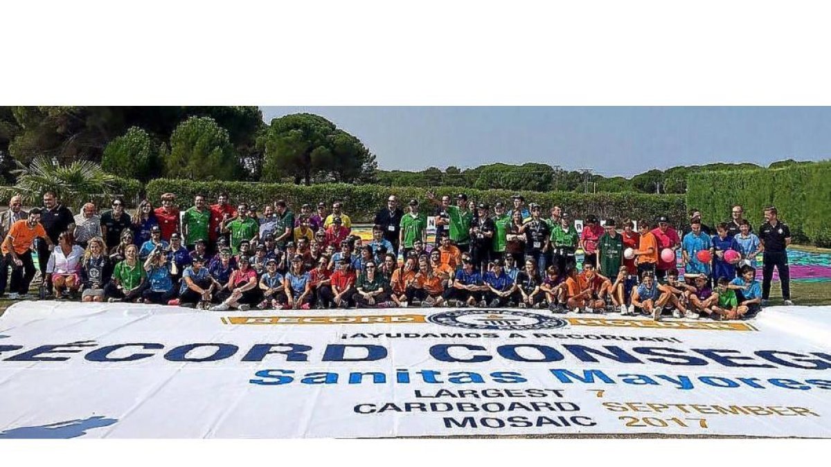 Particiapntes en la creación de El Árbol del Recuerdo, el mosaico que superó el anterior Récord Guinness .-EL MUNDO