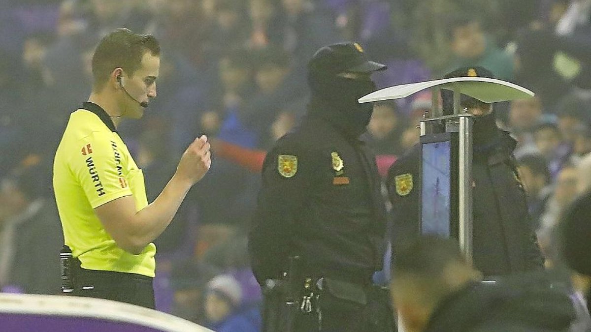 Alberola Rojas ve la repetición de la jugada polémica del partido contra el Getafe.-J.M. LOSTAU