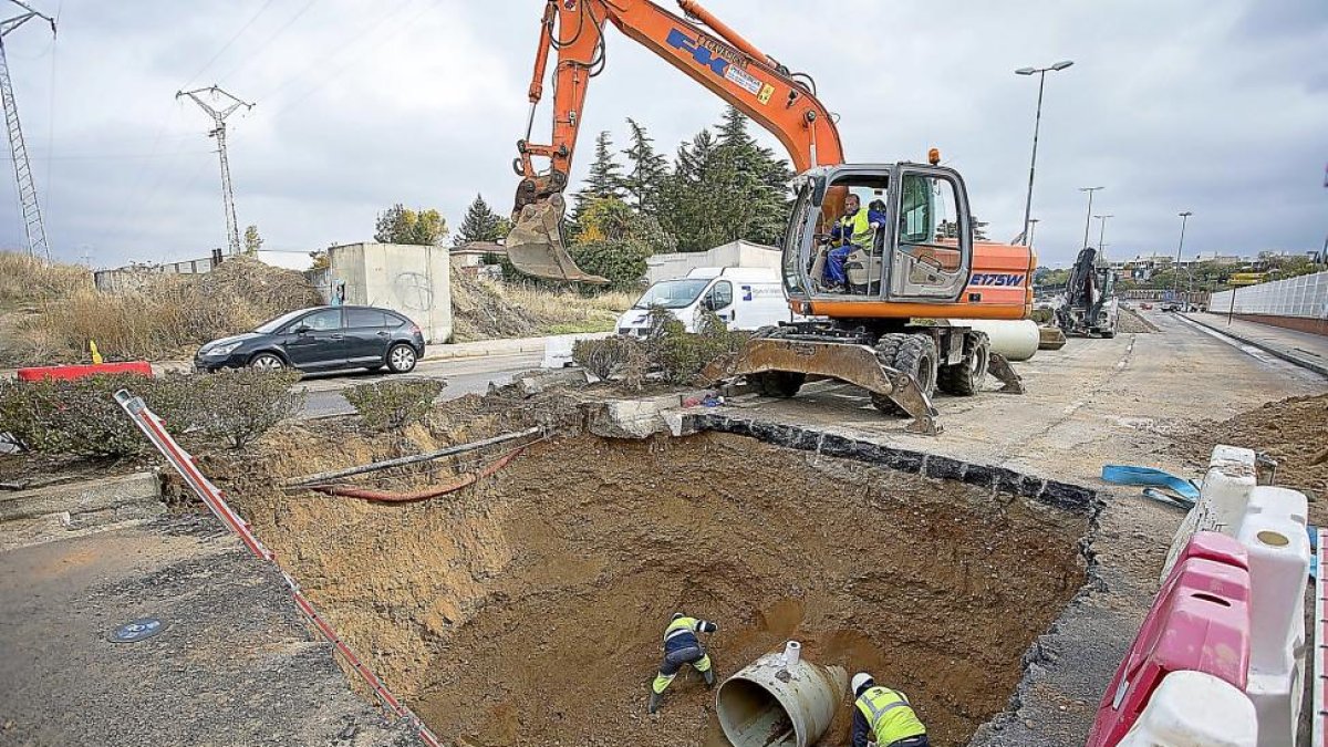 Rotura de una tubería de agua en la Avenida de Zamora.-PHOTOGÉNIC / PABLO REQUEJO