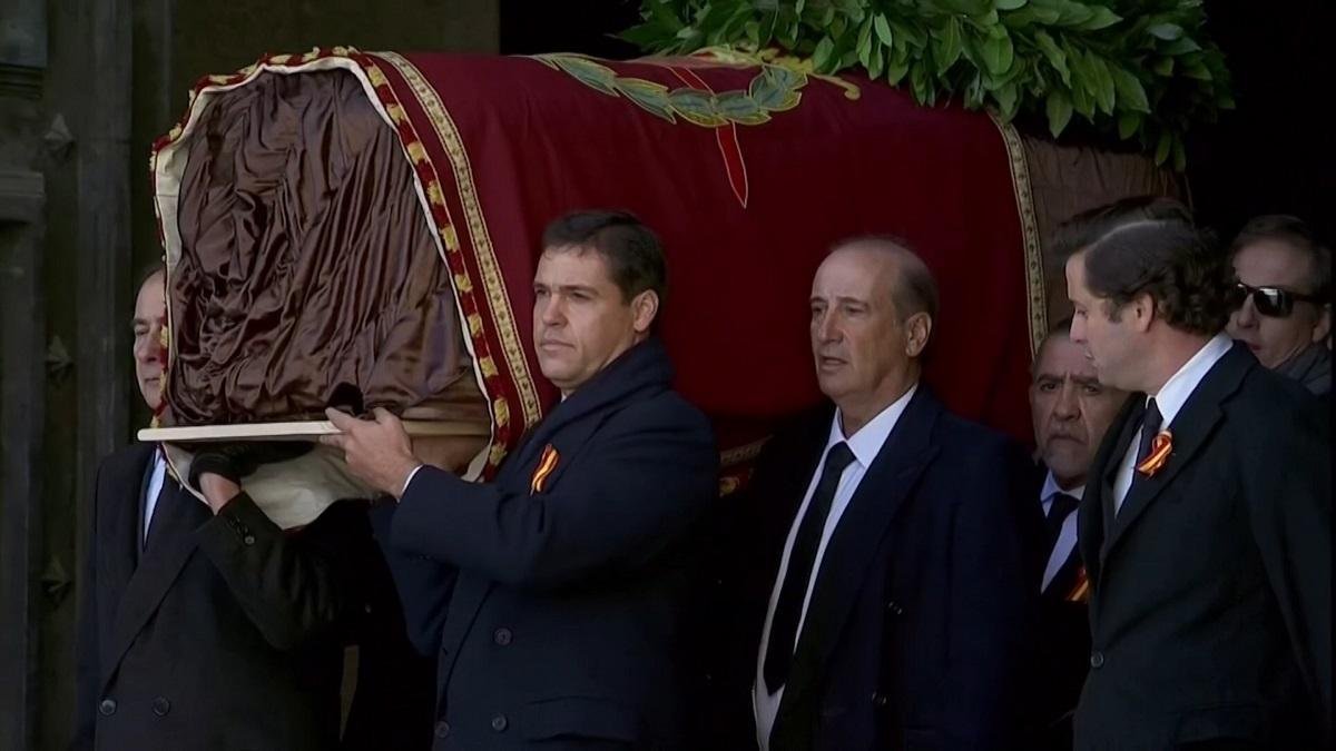 Traslado del ataúd de Franco al cementerio de Mingorrubio.-