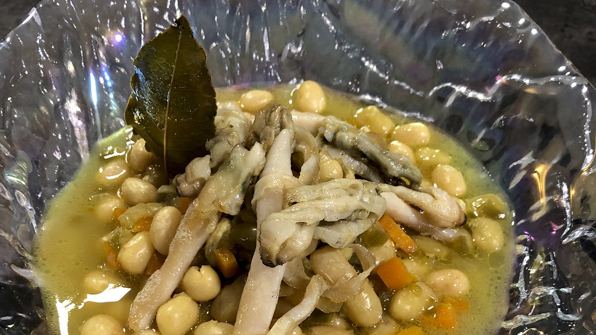 POCHAS AL AZAFRÁN CON NAVAJAS. /EM