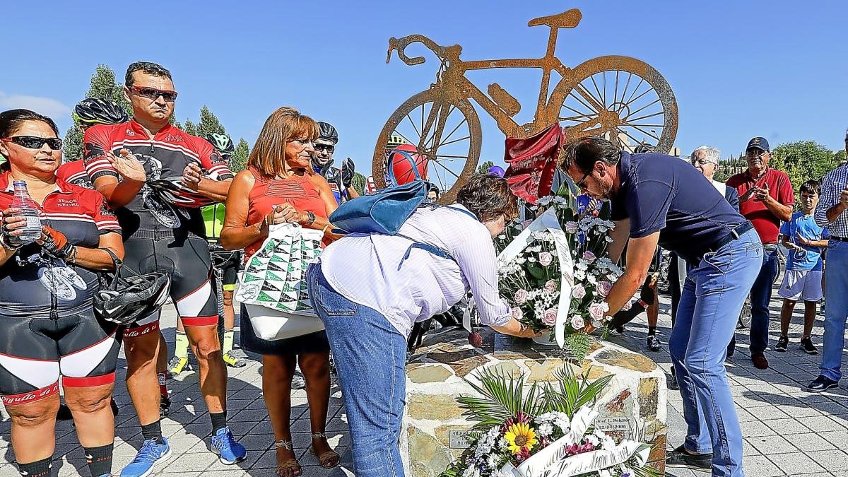 Óscar Puente, en la ofrenda foral en el monolito al ciclista.-J.M. LOSTAU