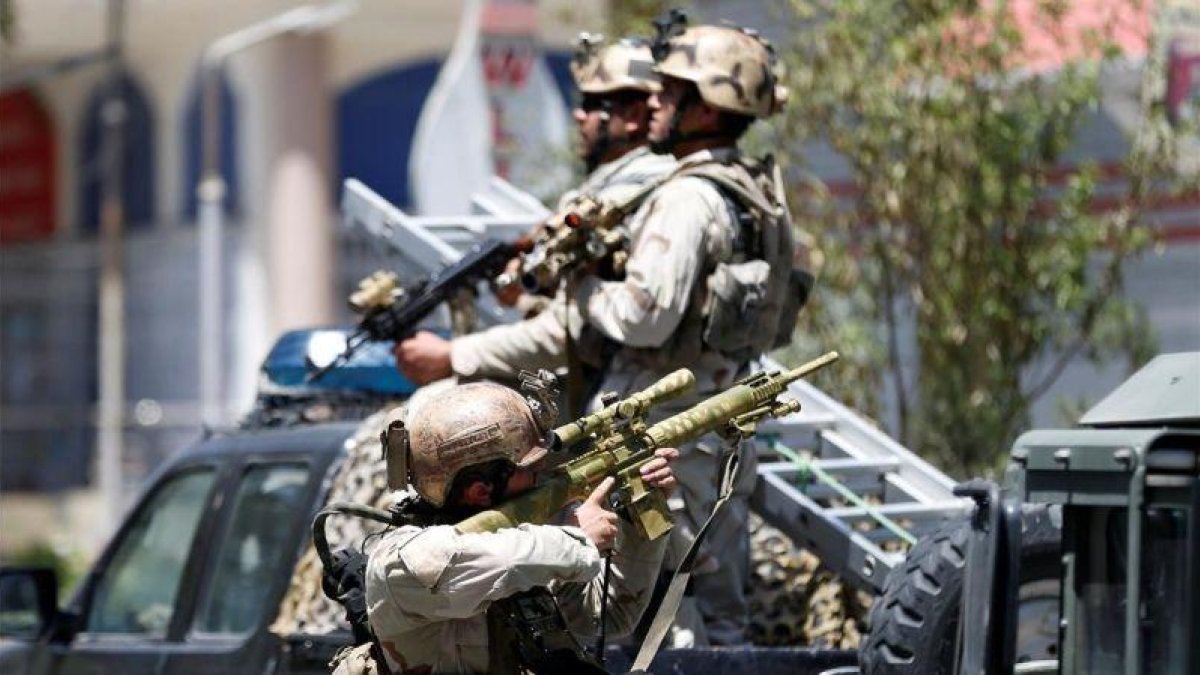 Un miembro de las fuerzas de seguridad afganas durante la operación en la Embajada de Irak en Kabul.-REUTERS / MOHAMMAD ISMAIL