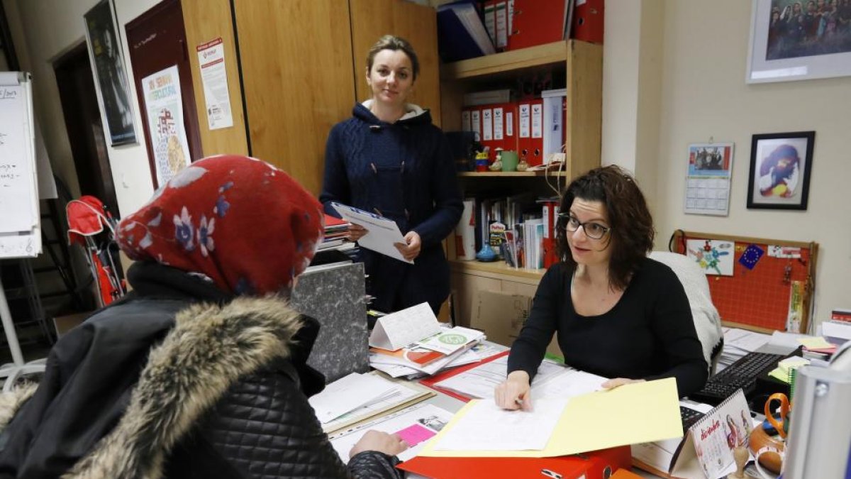 Las técnicas de Procomar Ivanna, de pie, y Rebeca atienden a Fátima.-J. M. LOSTAU