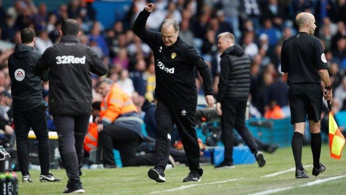 Bielsa se indigan durante el partido entre Leeds y Aston Villa.-EL PERIÓDICO