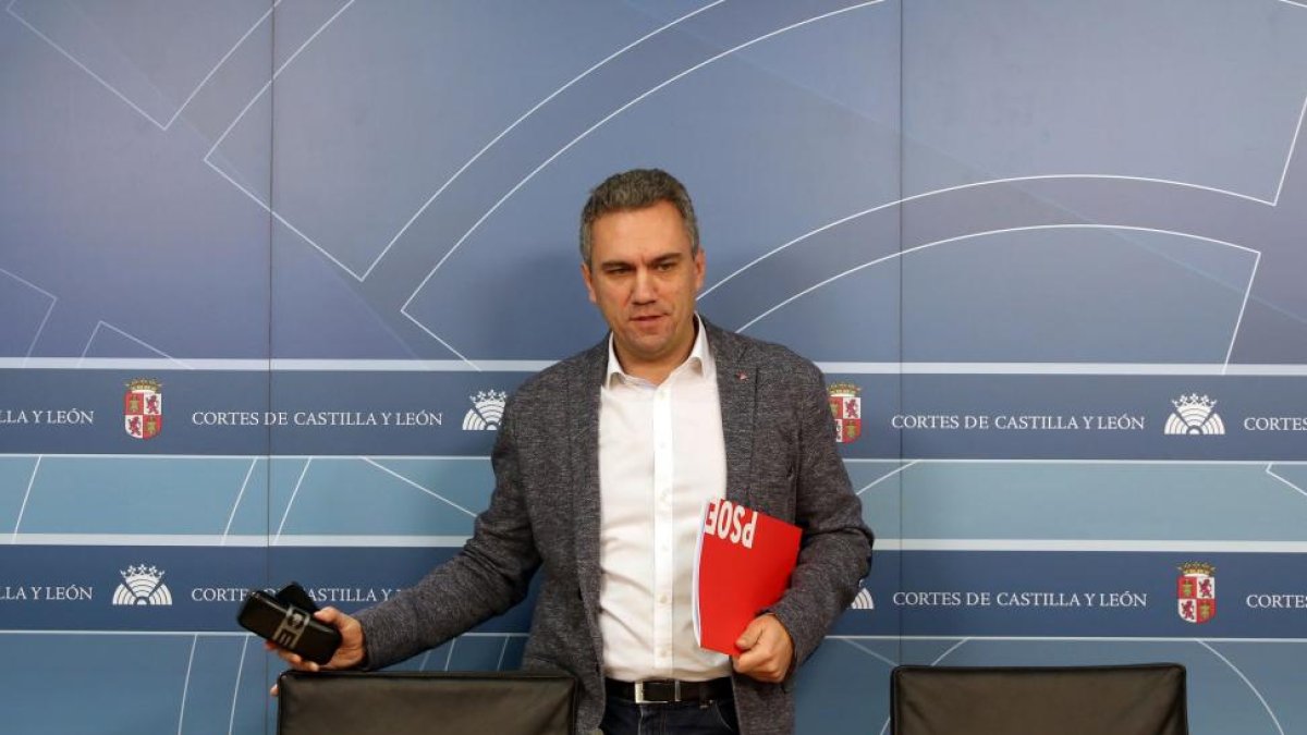 El presidente del grupo socialista en las Cortes, Javier Izquierdo-ICAL