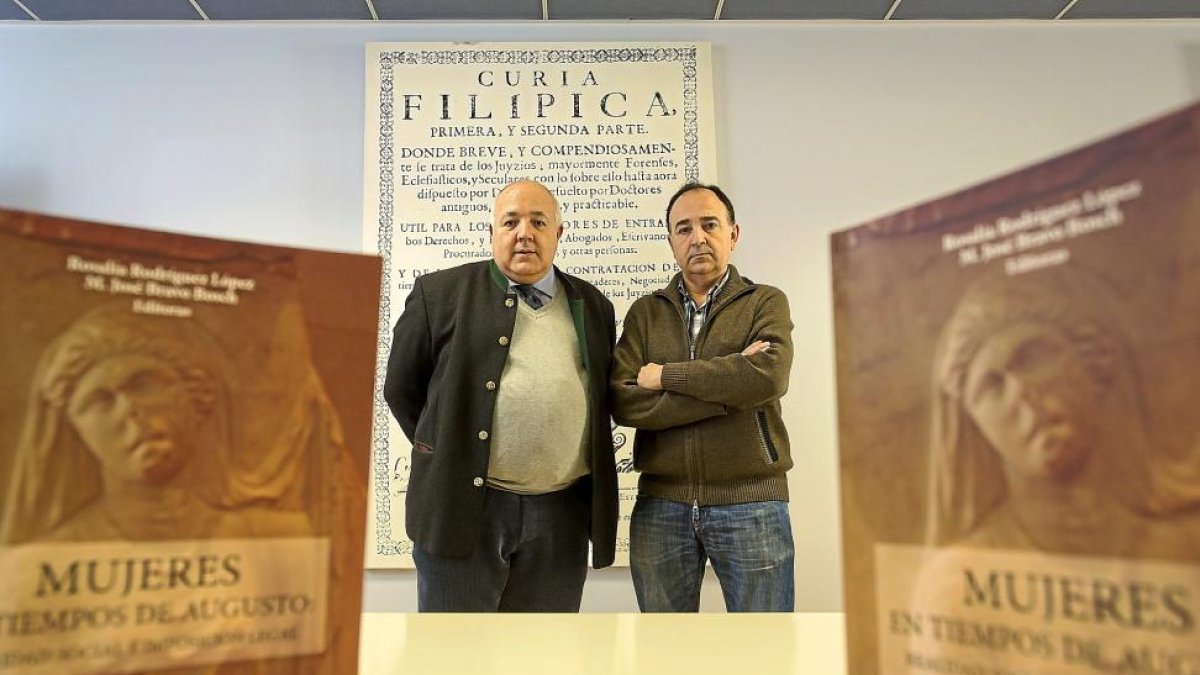 Félix Martínez y Javier Hernanz muestran el libro ‘Mujeres en tiempos Augusto: Realidad social e imposición legal’.-MIGUEL ÁNGEL SANTOS