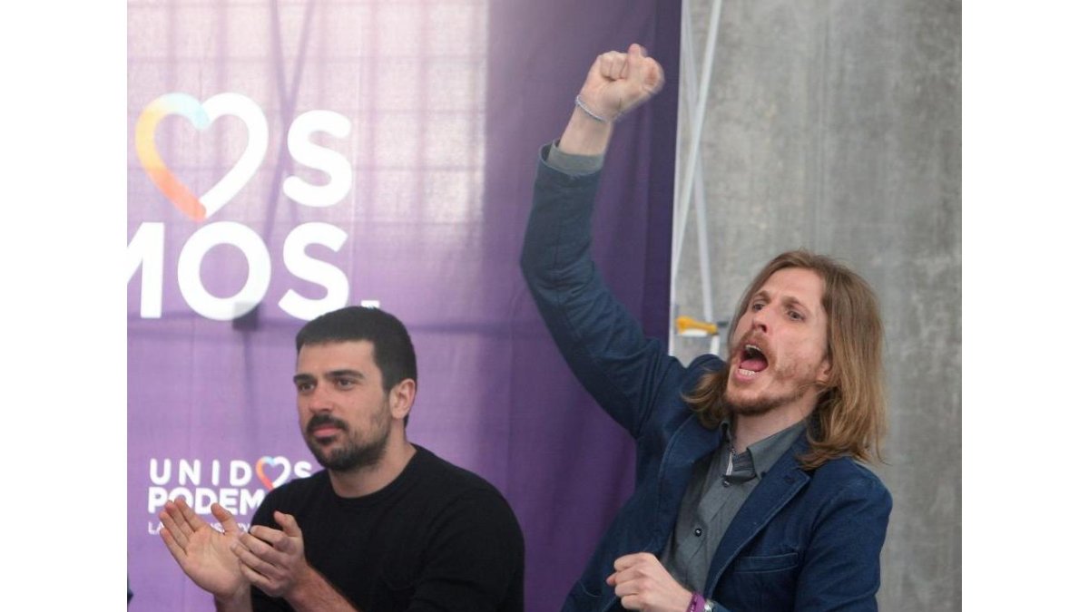 El secretario autonómico de Podemos, Pablo Fernández (D), junto al senador Ramón Espinar (I), durante el mitin de esta tarde en Ponferrada.-ICAL