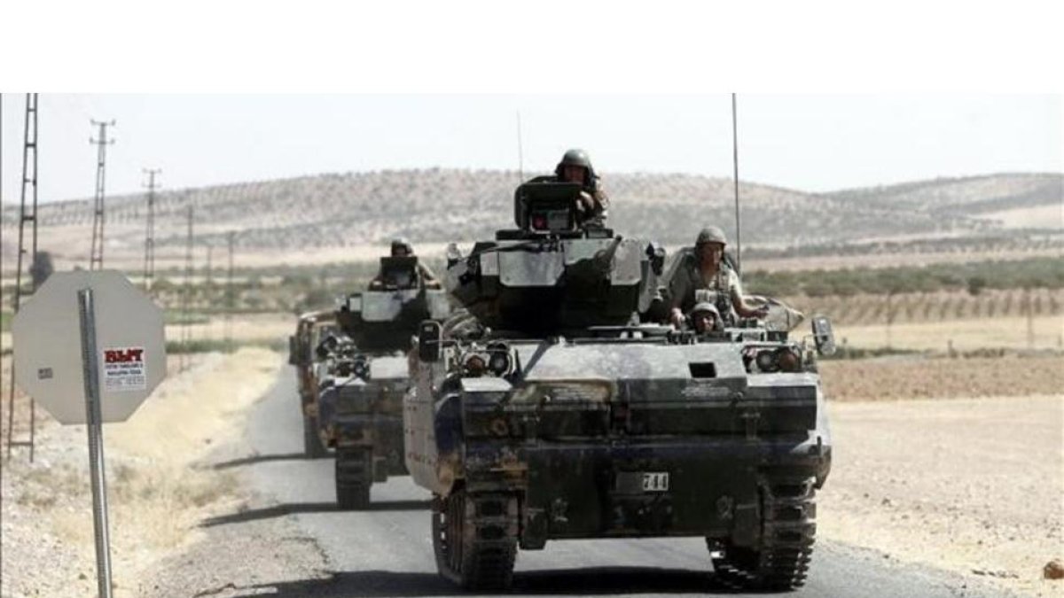 Soldados turcos con tanques regresan de una misión en Siria.-SEDAT SUNA / EFE