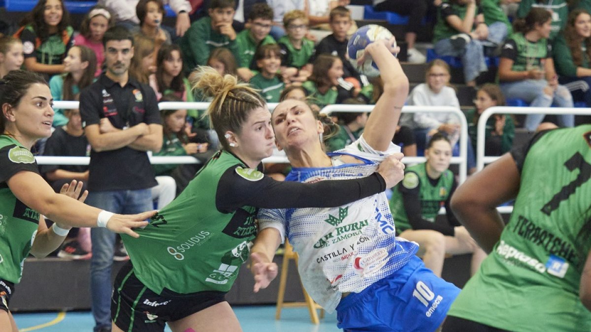 María O’Mullony arma el brazo en el duelo ante Betionak. EL MUNDO