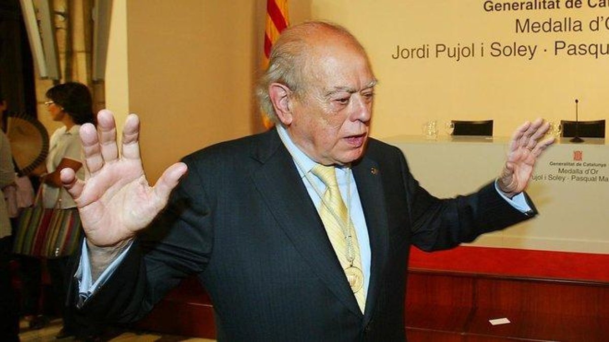 Jordi Pujol, en un acto institucional en el que el expresidente José Montilla le impuso la Medalla d’Or de la Generalitat.-RICARD CUGAT (ARCHIVO)