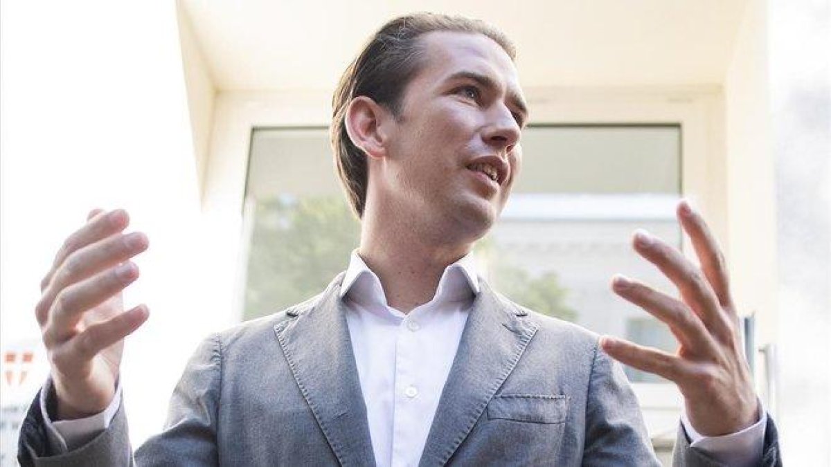 El líder del VPÖ, Sebastian Kurz, este domingo, tras votar en su colegio electoral.-CHRISTIAN BRUNA (EFE)