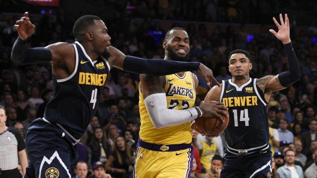 Lebron James protege el balón durante el partido contra los Nuggets de Denver-X02835