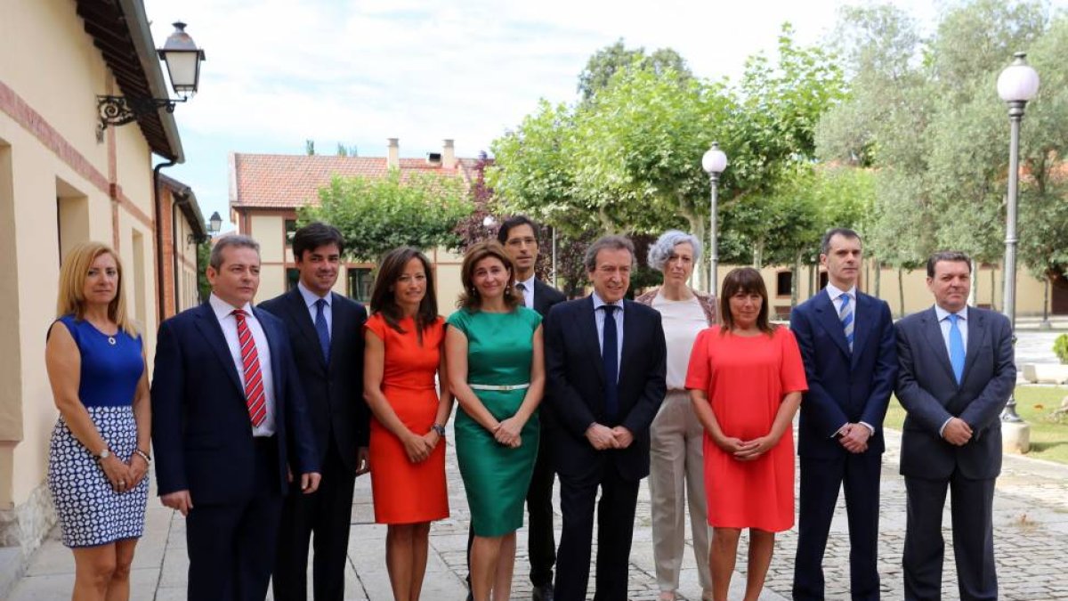 El consejero de la Presidencia, José Antonio de Santiago Juárez, posa junto a su equipo tras tomar posesión de sus cargos-Ical