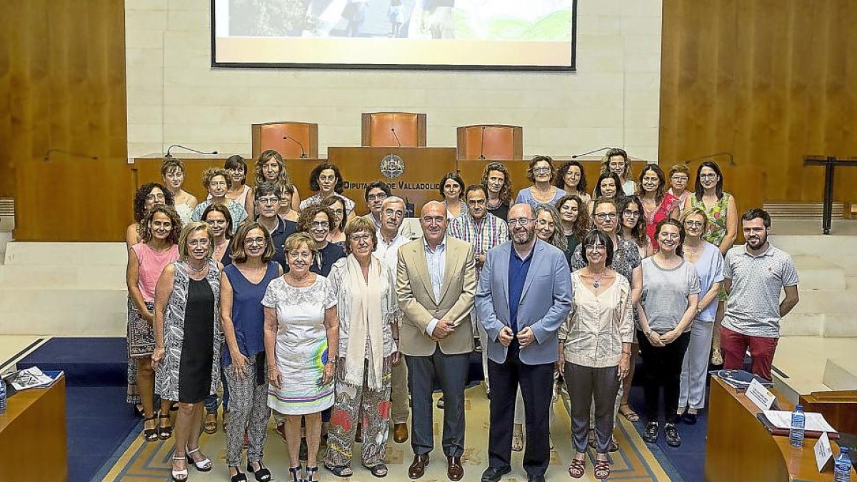 Formadores en parentalidad positiva ayer, junto a Jesús Julio Carnero y Félix Barajas.-EL MUNDO