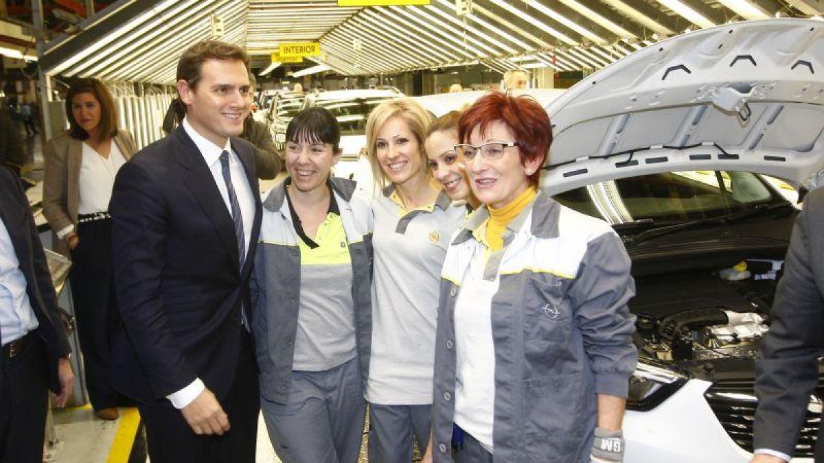 Albert Rivera durante la visita de hoy a la planta de Opel en Figueruelas (Zaragoza).-JAIME GALINDO